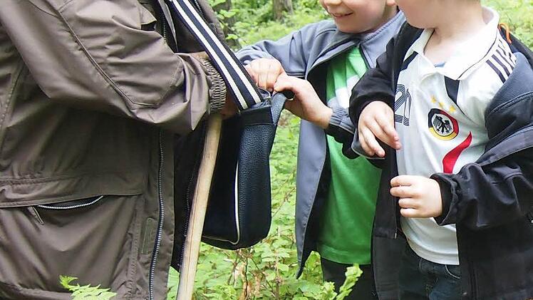 Die Kinder werden für gefundene Grenzsteine belohnt.