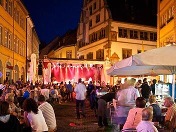 Romantische Abendstimmung rund um die große Bühne am Marktplatz beim Stadtfest.  Foto: Archiv (Peter Barna)