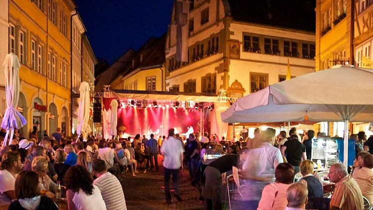Romantische Abendstimmung rund um die große Bühne am Marktplatz beim Stadtfest.  Foto: Archiv (Peter Barna)