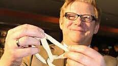 Frank Wilzok erstaunte seine Stadtratskollegen mit perfekter Brezel-Wurftechnik. Foto: Sonja Adam