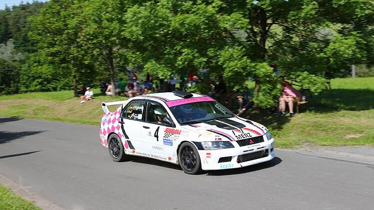 Jörg Schuhey und Tanja Timmer fahren im Mitsubishi aufs Podium.