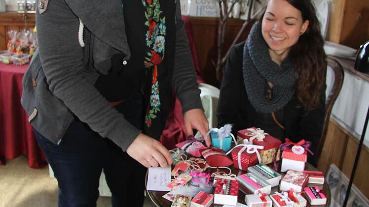 Auch Kleinigkeiten können Freude machen - Kim Vetter und Karina Wagner haben Streichholzschachteln "aufgehübscht". Foto: Sonja Adam
