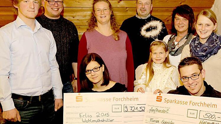 Sebastian Sponsel, Pfarrer Stefan Berner, Antje Wimmer, Thomas Jungwirth, Barbara Lahner, Anna Maria Deinhardt, sitzend: v. l. Anne Petrausch, Engelchen Mia und Florian Schrüfer Foto: Franz Galster