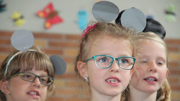 Die Mäuse aus den ersten Klassen trieben Sport und sangen mit. Foto: Stephan Stöckel.