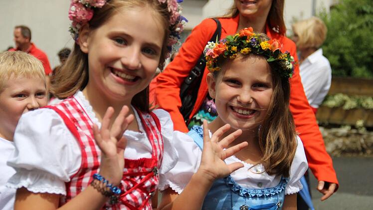 Die Kinder liefen festlich geschmückt durchs Dorf.