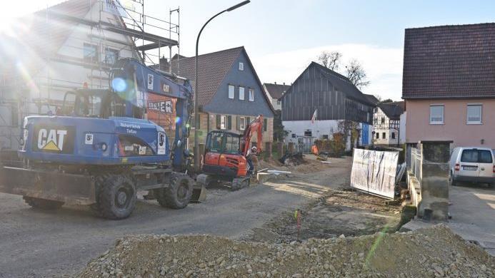Rossach gleicht momentan einer Großbaustelle: Seit einigen Wochen rollen bereits die Bagger. Die Dorferneuerung geht nach einer langen Zeit der Planung endlich in die Umsetzung. Foto: Gabi Arnold