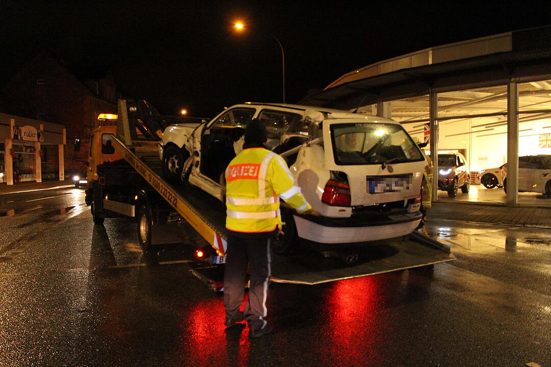 Unfall Bayreuth: Feuerwehr rettet Frau aus Auto