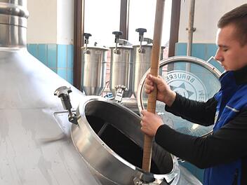 Deutschlands bester Jungbrauer Sebastian Dippold an seinem Arbeitsplatz in der Brauerei Wagner in Merkendorf (Landkreis Bamberg): Sein Handwerk unterliegt wie 52 andere seit rund 15 Jahren nicht mehr dem Meisterzwang.  Foto: Ronald Rinklef