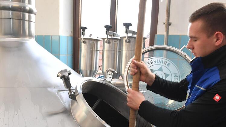 Deutschlands bester Jungbrauer Sebastian Dippold an seinem Arbeitsplatz in der Brauerei Wagner in Merkendorf (Landkreis Bamberg): Sein Handwerk unterliegt wie 52 andere seit rund 15 Jahren nicht mehr dem Meisterzwang.  Foto: Ronald Rinklef
