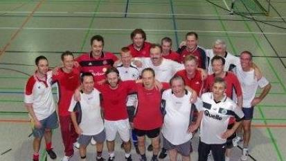 Erhard Herrmann (3. v. r.) ist beim Lehrersport noch aktiv. Foto: Friedbert Stühler