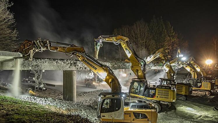 Im April wurde die A 7 für eine Nacht gesperrt, um die Brücke an der "Pelzkappe" bei Schondra abzureißen. Foto: Jürgen Hüfner