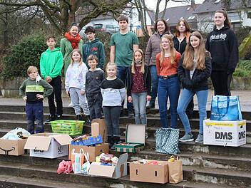 Die Tafel in Bad Neustadt an der Saale unterstützen Schülerinnen und  Schüler der Montessorischule Rhön-Saale mit Lebensmitteln und  Toilettenartikeln. Unser Bild zeigt die Klassensprecherinnen und -sprecher  zusammen mit Leelawadee Dietz (Elternbeirat, obere Reihe, links) und  Michaela Kiesewetter (Schulleitung, obere Reihe, Dritte von rechts). Foto:  Dieter Britz