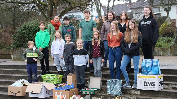 Die Tafel in Bad Neustadt an der Saale unterstützen Schülerinnen und  Schüler der Montessorischule Rhön-Saale mit Lebensmitteln und  Toilettenartikeln. Unser Bild zeigt die Klassensprecherinnen und -sprecher  zusammen mit Leelawadee Dietz (Elternbeirat, obere Reihe, links) und  Michaela Kiesewetter (Schulleitung, obere Reihe, Dritte von rechts). Foto:  Dieter Britz