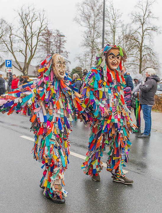 Buntes Faschingstreiben begeistert groß und klein.