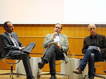 Jürgen P.  Rinderspacher diskutierte mit Pfarrer Roland Huth, katholische Kirchengemeinde St. Augustin (links) und  Christian Holtorf, dem Leiter des Wissenschafts- und Kulturzentrums der Hochschule Coburg.  Foto: Carolin Herrmann