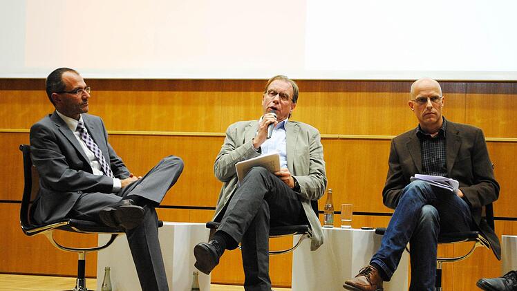 Jürgen P.  Rinderspacher diskutierte mit Pfarrer Roland Huth, katholische Kirchengemeinde St. Augustin (links) und  Christian Holtorf, dem Leiter des Wissenschafts- und Kulturzentrums der Hochschule Coburg.  Foto: Carolin Herrmann