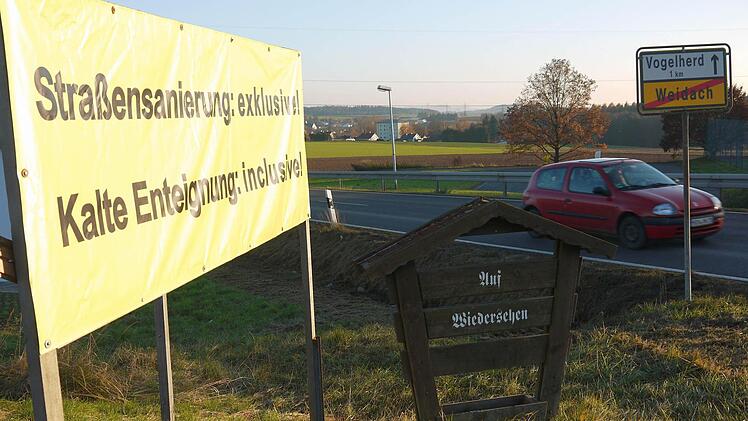 An jeder Ortseinfahrt in Weidach stehen die Plakate der  Gegner des Straßenausbaus.