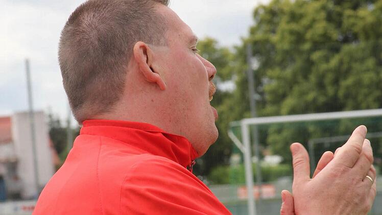 Markus Hartsch motivierte ein letztes Mal als Trainer an der Linie die Siedler-U17. Foto: Gerd Ludwig