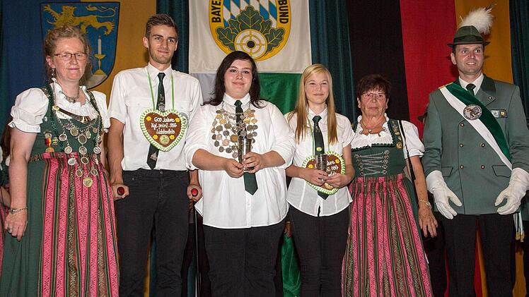 Jugendkönigshaus: Das Königshaus der Jugend: V.l. Jugendleiterin Ursula Osterlänger, 1. Ritter Georg Osterlänger, Jugendkönigin Michaela Marx, 2. Ritter Verena Janson, Elke Jäkel und stellvertretender Jugendleiter Ralf Jahn. - Foto:kag