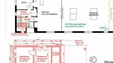 Der Plan zeigt die beiden Grundrisse in Ober- und Untergeschoss. Rot gekennzeichnet sind die baulichen Veränderungen. Gelb markierte Dinge wie die Bühne im Erdgeschoss fallen weg.