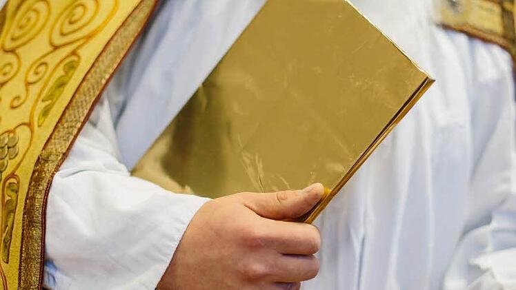 Das Goldene Buch des Nikolaus enthält dem Volksglauben nach Informationen über die Kinder, die beschenkt werden sollen. Tatsächlich verwahrt Holger Scholz darin einige der Briefe, die ihm Eltern schreiben.
