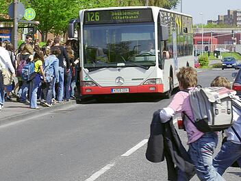 Die Schule fängt an und plötzlich sind viele Kinder unterwegs - auch auf der Straße.  Foto: dpp-AutoReporter