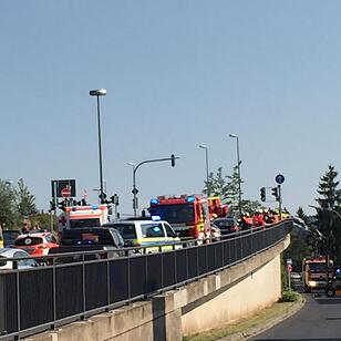 Würzburg: Auto droht nach Unfall von Brücke zu stürzen