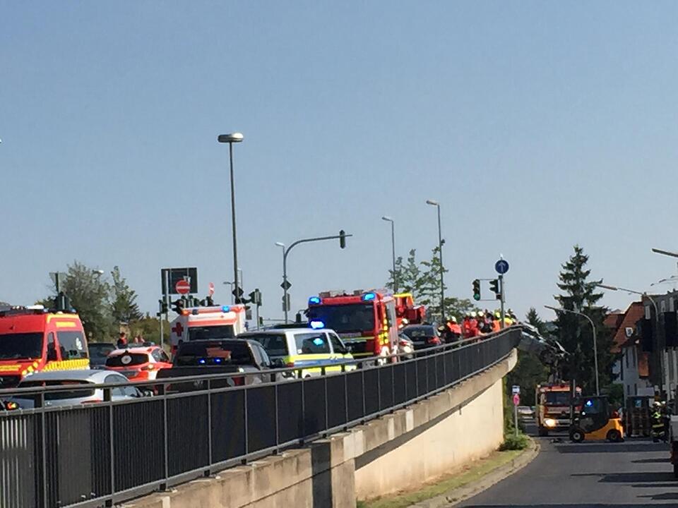Würzburg: Auto droht nach Unfall von Brücke zu stürzen