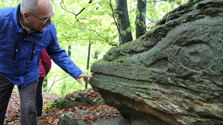 Der Bad Staffelsteiner Jürgen Schedel untersucht genau, was ein unbekannter Künstler in den Felsen trieb.