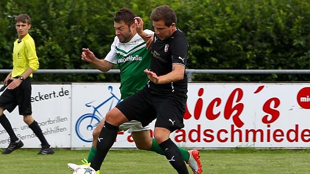F&uuml;r den FC Kronach (im Bild Michael M&uuml;ller/rechts) und den FC Stockheim mit Spielertrainer Ren&eacute; Schubart geht es morgen um wichtige Punkte gegen den Abstieg. Foto: Lisa H&uuml;mmer