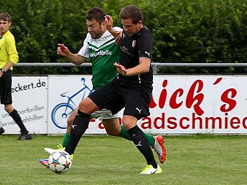 Für den FC Kronach (im Bild Michael Müller/rechts) und den FC Stockheim mit Spielertrainer René Schubart geht es morgen um wichtige Punkte gegen den Abstieg. Foto: Lisa Hümmer
