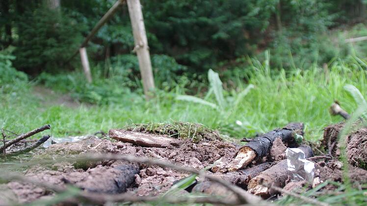 Mitten im Wald wurde in den Nähe von Haßlach bei Kronach gezündelt. Das Lagerfeuer zwischen abgelagertem Holz, den Bäumen und einem Teich hätte in der jetzigen Situation auch schlimme Folgen haben können. Foto: Marco Meißner