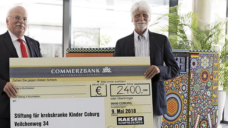 Thomas Kaeser &uuml;bergibt den symbolischen Scheck an Uwe Rendigs.