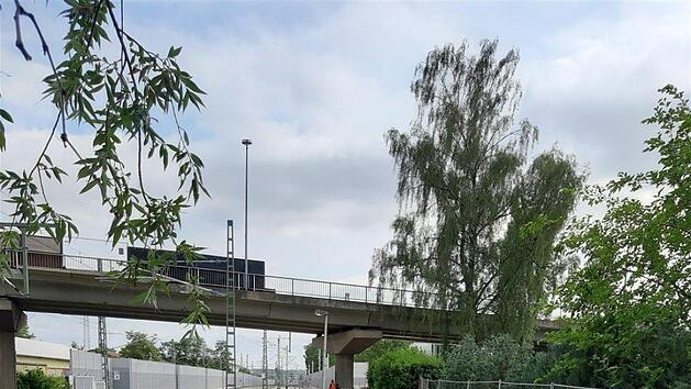 Der Fußgängerweg im Bereich der Firma Piasten zur Jean-Paul Straße,  westliche Seite Foto: Deutsche Bahn AG