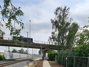 Der Fußgängerweg im Bereich der Firma Piasten zur Jean-Paul Straße,  westliche Seite Foto: Deutsche Bahn AG