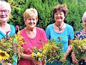 Die Frauen des Katholischen Frauenbundes Stockheim binden wieder Kräutersträuße. Von links: Elvira Ludwig, Heidi Roth, Helene Lutz und Anita Hannecke. Die Aufnahme entstand 2018.  Foto: Gerd Fleischmann