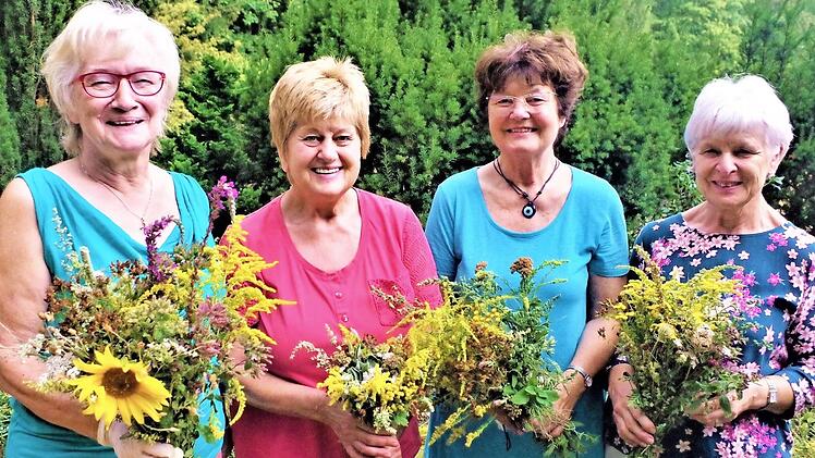 Die Frauen des Katholischen Frauenbundes Stockheim binden wieder Kräutersträuße. Von links: Elvira Ludwig, Heidi Roth, Helene Lutz und Anita Hannecke. Die Aufnahme entstand 2018.  Foto: Gerd Fleischmann
