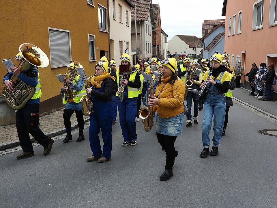 Mit vielen Fuß- und Musikgruppen