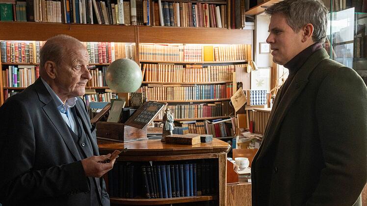 Privatdetektiv Wilsberg (Leonard Lansink, links) hat Besuch von seinem Klienten Ferdinand Feldkamp (Steffen Groth).