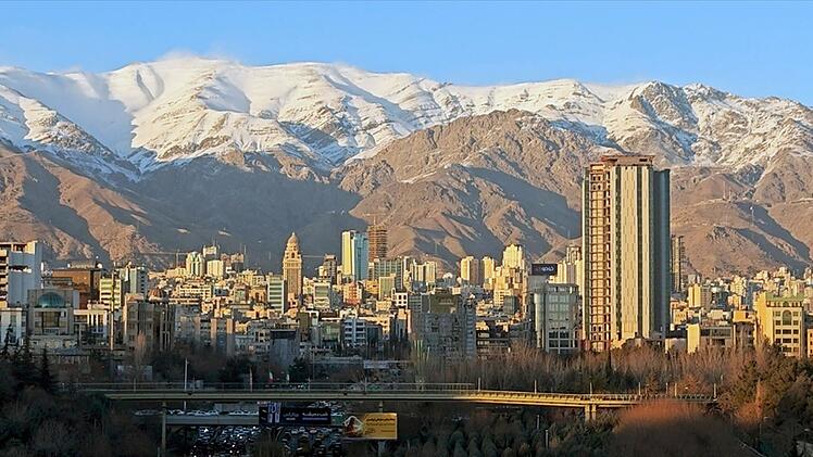 Ausgangspunkt der Proteste: Blick auf die Stadt Teheran, im Hintergrund der S&uuml;drand des gro&szlig;en Elburs-Gebirges.
