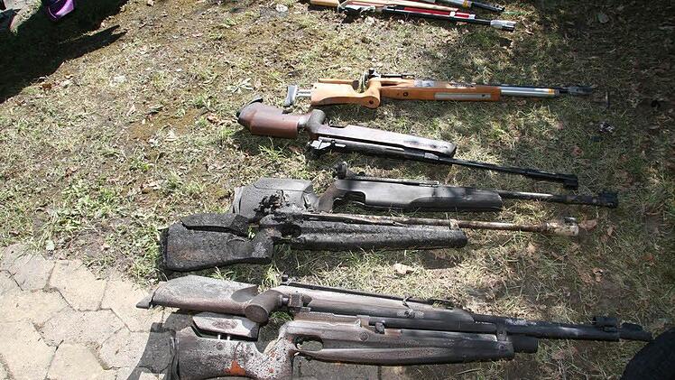 Die Gewehre lagerten im Waffenschrank, doch sie sind nicht mehr zu gebrauchen.