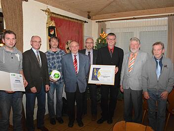 Die höchste Auszeichnung des BFV, die Goldene Raute mit Ähre, bekam am Samstag der SC Maroldsweisach. Von links stehen Geehrter Ralf Beck, Bürgermeister Wilhelm Schneider, Geehrter Thomas Stahn, Kreisehrenamtsbeauftragter Toni Adelhardt, Kreisspielleiter Gottfried Bindrim, Vereins-Ehrenamtsbeauftragter Thomas Sauer, 1. Vorsitzender Helmut Beck und sein Stellvertreter Dieter Klopfleisch.