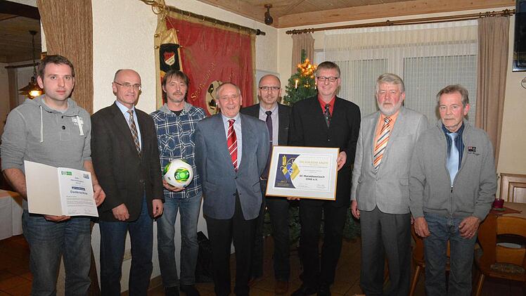 Die höchste Auszeichnung des BFV, die Goldene Raute mit Ähre, bekam am Samstag der SC Maroldsweisach. Von links stehen Geehrter Ralf Beck, Bürgermeister Wilhelm Schneider, Geehrter Thomas Stahn, Kreisehrenamtsbeauftragter Toni Adelhardt, Kreisspielleiter Gottfried Bindrim, Vereins-Ehrenamtsbeauftragter Thomas Sauer, 1. Vorsitzender Helmut Beck und sein Stellvertreter Dieter Klopfleisch.