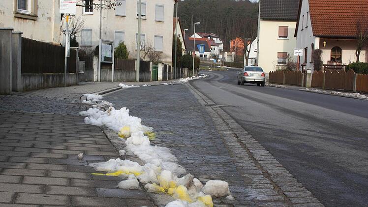 Im Bereich der Bushaltestelle ist es am Dienstagmorgen zu einem schweren Unfall in Waizendorf gekommen. Ein Siebenjähriger wurde in der Frensdorfer Straße von einem Auto erfasst. Foto: Sebastian Martin