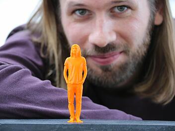 Selbstversuch: Redakteur Sebastian Martin hat sich im Backspace Bamberg als 3D-Männchen drucken lassen. Foto: Matthias Hoch