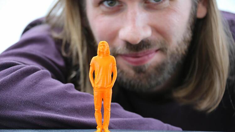 Selbstversuch: Redakteur Sebastian Martin hat sich im Backspace Bamberg als 3D-M&auml;nnchen drucken lassen. Foto: Matthias Hoch