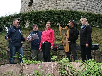 Szenenprobe auf der Naturbühne: v. l. Ralph Simon, Hanns Einar Geiger, Catherine Vogel, Knud Seckel und Brigitte Ascherl. Foto: Werner Vogel
