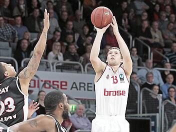 Janis Strelnieks versenkte im Palais des Sports Jean Michel Geoffroy vier Dreier ohne Fehlwurf und war am Ende zusammen mit Trevor Mbakwe (beide 14 Punkte) bester Werfer seiner Mannschaft. Foto: sportpress