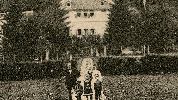 Erinnerung an Kindheitstage in Bad Brückenau: Ein Familienfoto aus dem Jahre 1906 zeigt den damals zehnjährigen Ernst Putz (ganz rechts) zusammen mit seinen Eltern Sebastian und Amalie Putz und den Geschwistern Josef (von links), Elisabeth und Charlotte. Repro: Ralf Ruppert/ Archiv Saale-Zeitung