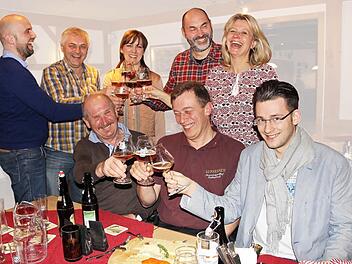 Mit einem Festbier stoßen an: Matthias Helldörfer (Tourismuszentrale Fränkische Schweiz), Adolf Hofmann (TI Waischenfeld), Ilka Utz (TI Hollfeld), die Bierliebhaber Ralf Dieter und Kathrin Riehle, (vorne) Wanderführer Edmund Meidenbauer, Biersommelier Ernst Rothenbach und Nico Cieslar (TI Forchheim). Fotos: Diana Fuchs